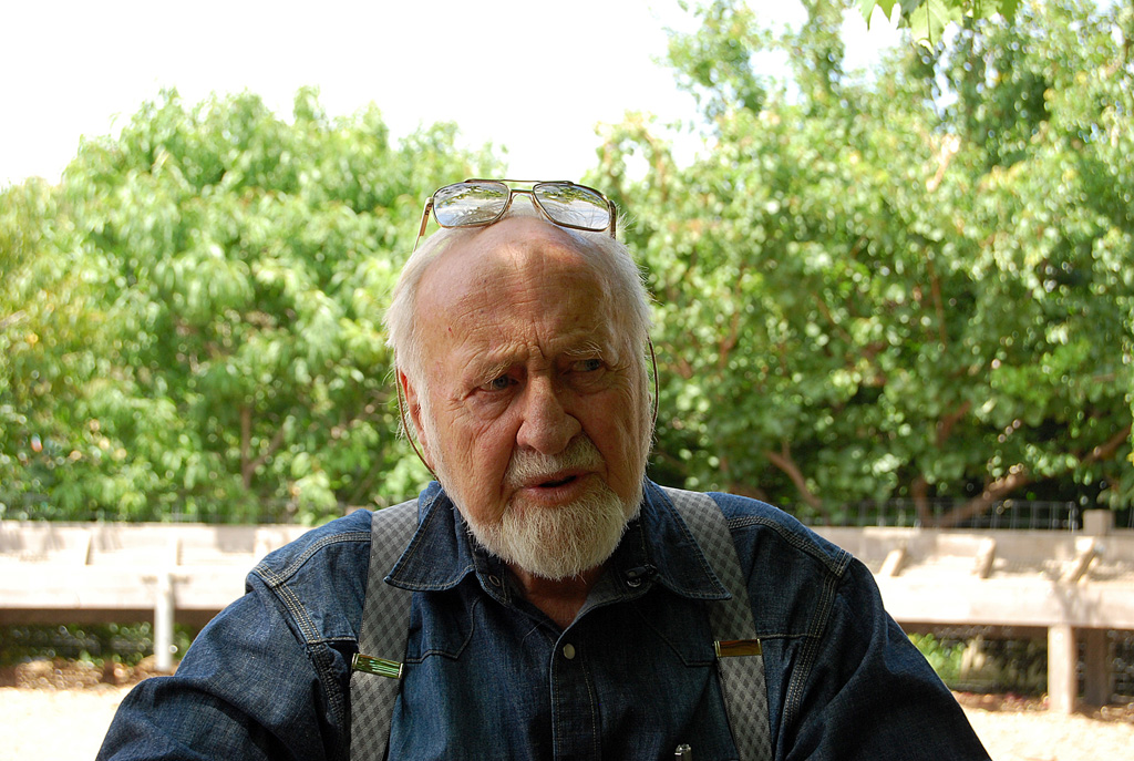 Bruce Charles „Bill“ Mollison (* 4. Mai 1928 in Tasmanien, Australien; † 24. September 2016 in Sisters Beach, Tasmanien).