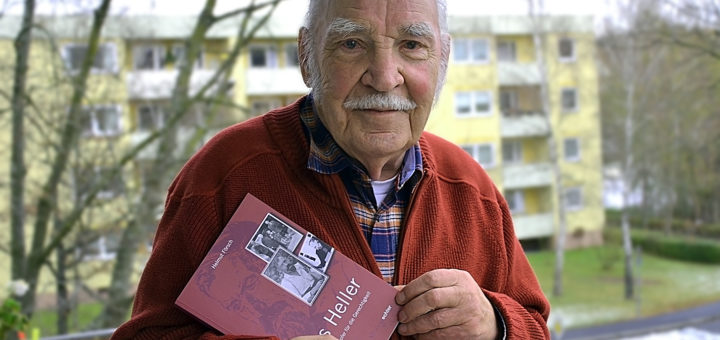 Helmut Försch mit seinem Buch über Vitus Heller