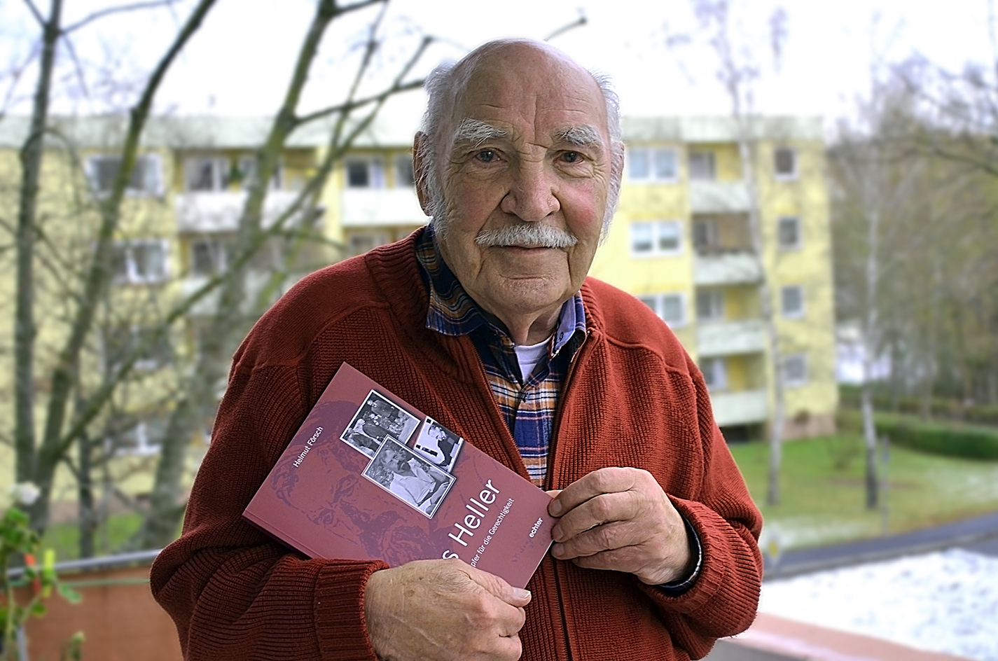 Helmut Försch mit seinem Buch über Vitus Heller