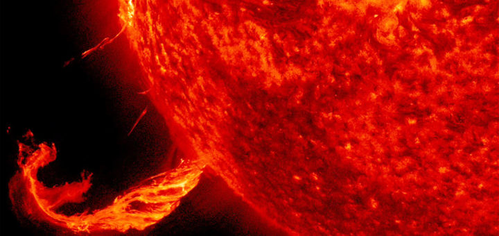 Über dreistündige solare Protuberanz an der erdabgewandten Seite der Sonne. Aufgenommen am 24. Februar 2018. Veröffentlicht am 3. April 2018. Bild gemeinfrei, Solar Dynamics Observatory, NASA