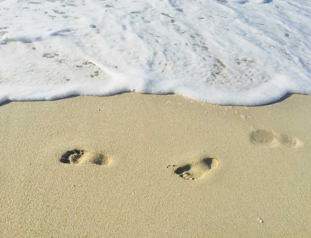 Fußspuren im Sand am Meer
