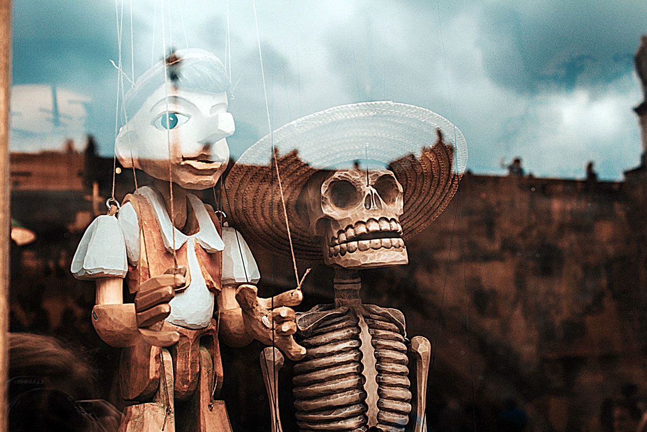Pinocchio mit Skelett