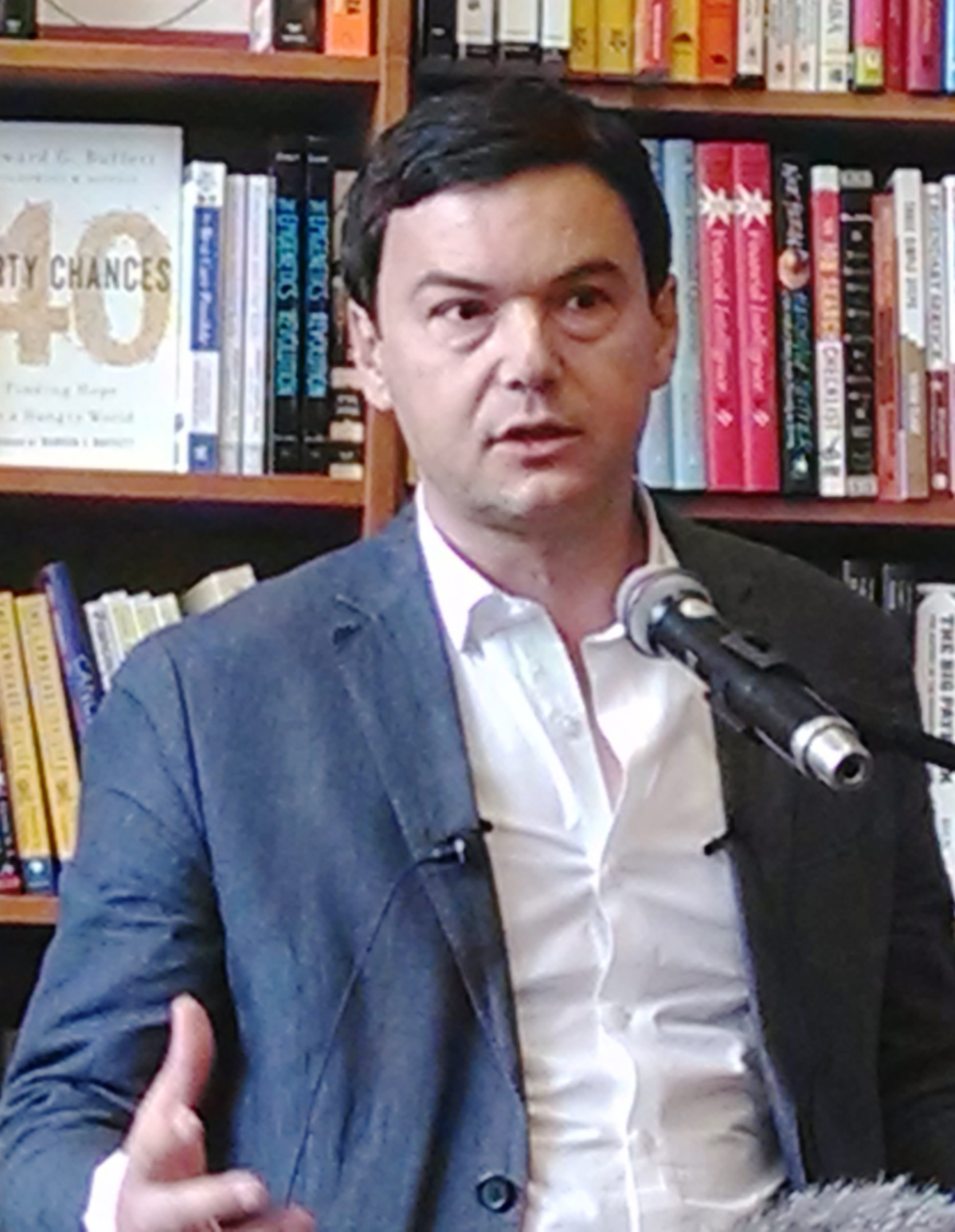 Piketty in Cambridge 3 crop; CC BY-SA 3.0: Sue Gardner (http://creativecommons.org/licenses/by-sa/3.0/deed.en) - Quelle wikipedia