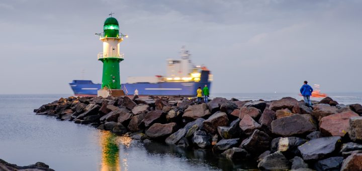 "standstill and movement, a ship is leaving the harbor" von Markus Jaschke