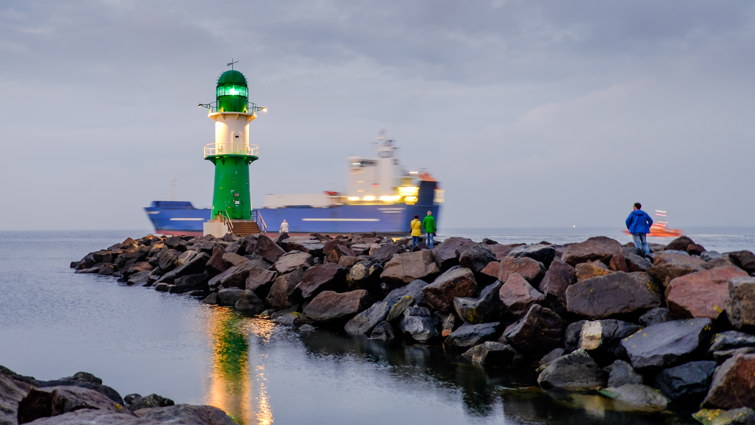 "standstill and movement, a ship is leaving the harbor" von Markus Jaschke