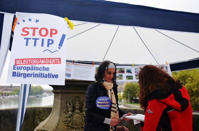 Das internationale Bündnis „Stop TTIP“ will vor dem vor dem Europäischen Gerichtshof gegen die EU-Kommission vorgehen. Die hatte eine Registrierung der EBI im September aus formalen Gründen abgelehnt. Foto: Pat Christ